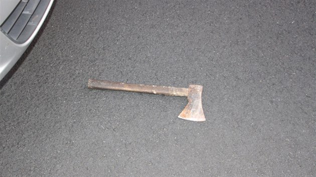 Muž hodil sekeru na auto policistů. Odrazila se a poškodila projíždějící autobus.