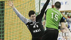 Plzeňský gólman Filip Herajt čelí střele Radima Chudoby z Karviné. Plzeňský gólman Filip Herajt čelí střele Radima Chudoby z Karviné.