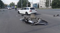 Řidič odjel od nehody s otevřenou kapotou, několik stovek metrů jel naslepo Řidič odjel od nehody s otevřenou kapotou, několik stovek metrů jel naslepo