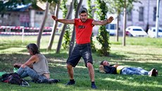 Bezdomovci se zdržují například na opraveném Mendlově náměstí, kam strážníci... Bezdomovci se zdržují například na opraveném Mendlově náměstí, kam strážníci...