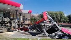 Dva nákladní automobily narazily v Jindřichově Hradci do čerpací stanice. Dva nákladní automobily narazily v Jindřichově Hradci do čerpací stanice.