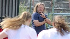 Nový trenér Sokola Poruba Ivo Vávra sleduje házenkářky na tréninku. Nový trenér Sokola Poruba Ivo Vávra sleduje házenkářky na tréninku.