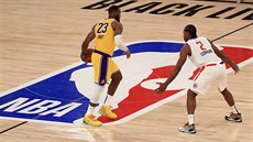 LeBron James z Lakers u míče, brání ho Kawhi Leonard z Clippers. LeBron James z Lakers u míče, brání ho Kawhi Leonard z Clippers.