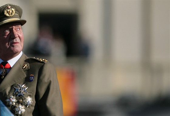 panlský král Juan Carlos I.na vojenské pehlídce v  Madridu. Archivní snímek...