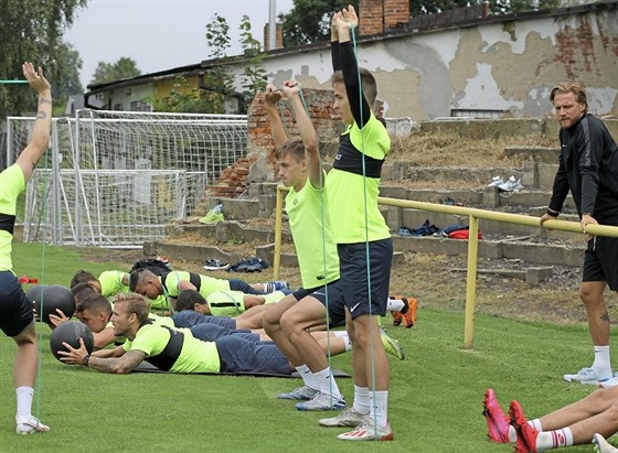 Opavský trenér Radoslav Ková (vpravo) sleduje trénink fotbalist.