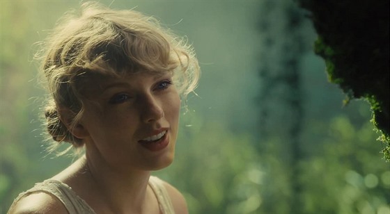 Taylor Swift v klipu na píse Cardigan z desky Folklore (2020)