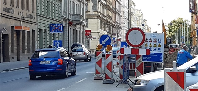 Dle dopravního značení nám zavřeli magistrálu směrem k Nuselskému mostu? Ovšem jak je vidět na fotografii, tak si z toho zákazu vjezdu nic nedělá žádný z řidičů, dokonce ani policejní vůz.