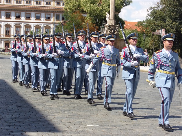 Střídání stráží je nejočekávanější turistickou atrakcí na Pražském hradě.
