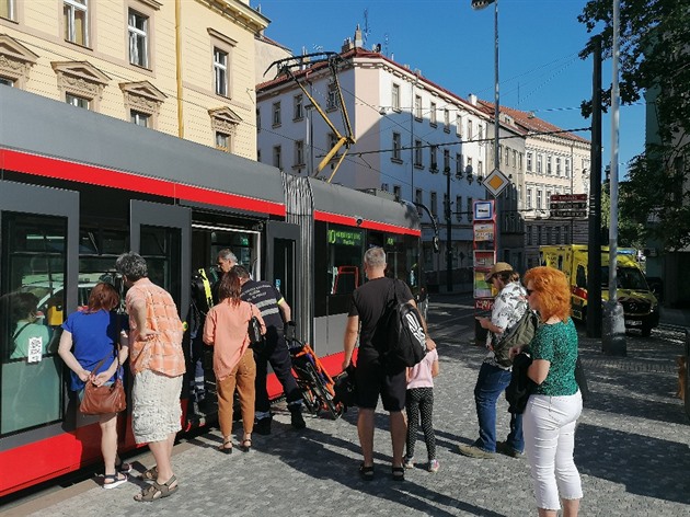 Ve směru Kubánské náměstí byl přerušen tramvajový provoz linek 10 a 16 na úseku I.P. Pavlova - Koh-i-noor mezi 17:07 až 17:34 hod. dispečink linky odklonil přes zast. Bruselská - Otakarova - Nádraží Vršovice i část linek přes zast. Náměstí Míru - Vinohrad