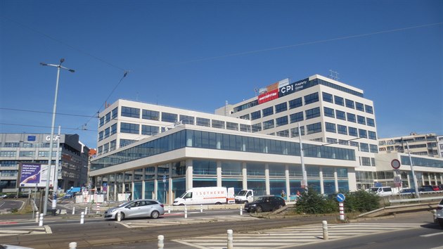 Nov opravená bývala budova dopravních podniku u Vltavské