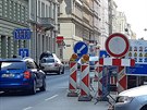 Dle dopravního značení nám zavřeli magistrálu směrem k Nuselskému mostu? Ovšem jak je vidět na fotografii, tak si z toho zákazu vjezdu nic nedělá žádný z řidičů, dokonce ani policejní vůz.
Dle dopravního značení nám zavřeli magistrálu směrem k Nuselskému mostu? Ovšem jak je vidět na fotografii, tak si z toho zákazu vjezdu nic nedělá žádný z řidičů, dokonce ani policejní vůz.