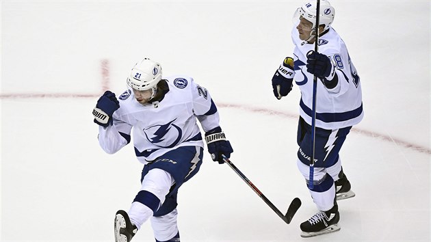 Brayden Point (vlevo) a Ondřej Palát z Tampy se radují z gólu. Brayden Point (vlevo) a Ondřej Palát z Tampy se radují z gólu.