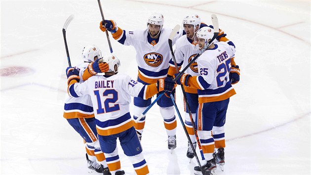 Hokejisté New York Islanders oslavují gól proti Floridě. Hokejisté New York Islanders oslavují gól proti Floridě.