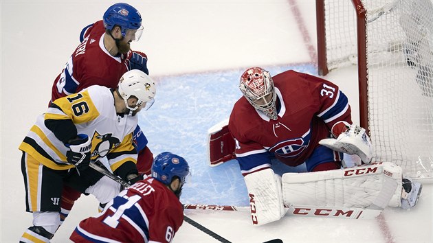 Carey Price v brance Montrealu čelí šanci Jasona Zuckera (16) z Pittsburghu. Carey Price v brance Montrealu čelí šanci Jasona Zuckera (16) z Pittsburghu.