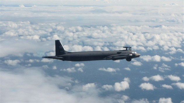 Ruský protiponorkový hlídkový letoun Il-38 zpozorovaný britskými stíhači nad...