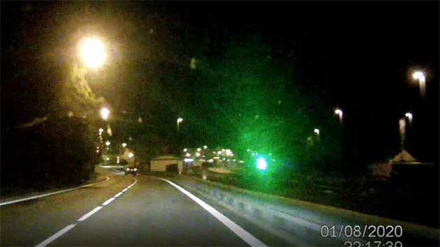 Zelený paprsek oslnil policejní hlídku. Zelený paprsek oslnil policejní hlídku.