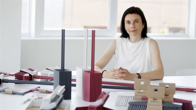 Spojené kartáčovny jsou rodinná firma. Šárka Zbrojková má na starosti oblast... Spojené kartáčovny jsou rodinná firma. Šárka Zbrojková má na starosti oblast...
