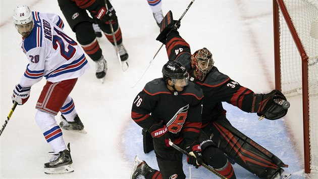Brankář Caroliny Petr Mrázek zasahuje v utkání proti New York Rangers. Brankář Caroliny Petr Mrázek zasahuje v utkání proti New York Rangers.