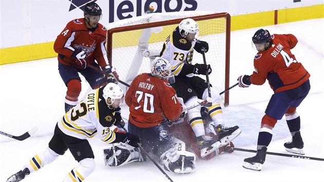 Brankář Washingtonu Braden Holtby řeší ošemetnou situaci v utkání s Bostonem. Brankář Washingtonu Braden Holtby řeší ošemetnou situaci v utkání s Bostonem.