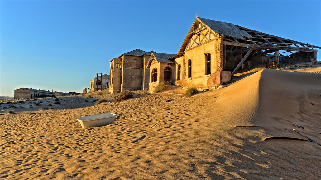 Msto Kolmanskop vzniklo díky diamantm, te pomalu mizí pod závjemi písku.