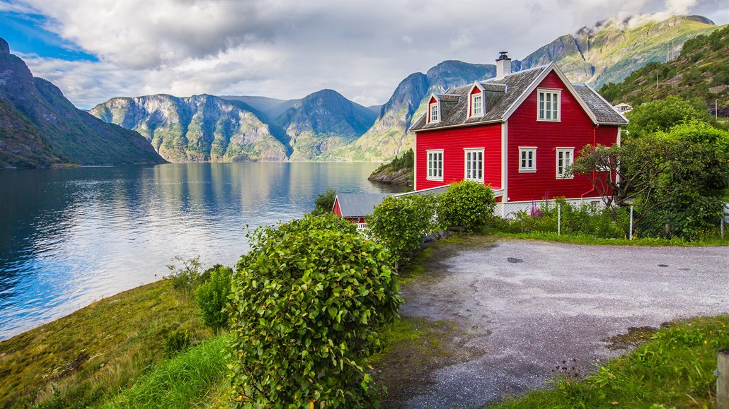 Severské zátií. Typický devný domeek na behu fjordu bývá asto vidt i z...