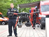 Karlovarští hasiči dostali speciální velitelské vozidlo s dronem, které... Karlovarští hasiči dostali speciální velitelské vozidlo s dronem, které...
