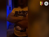 Opilý řidič chtěl uplatit policisty, nabízel deset tisíc na kávu Opilý řidič chtěl uplatit policisty, nabízel deset tisíc na kávu