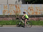 Po vytrvalých deštích se na plotě bývalých kasáren v Opavě objevily protiruské... Po vytrvalých deštích se na plotě bývalých kasáren v Opavě objevily protiruské...