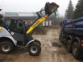Firma odváží nepůvodní materiál z opravované cesty mezi Růžovou horou a... Firma odváží nepůvodní materiál z opravované cesty mezi Růžovou horou a...