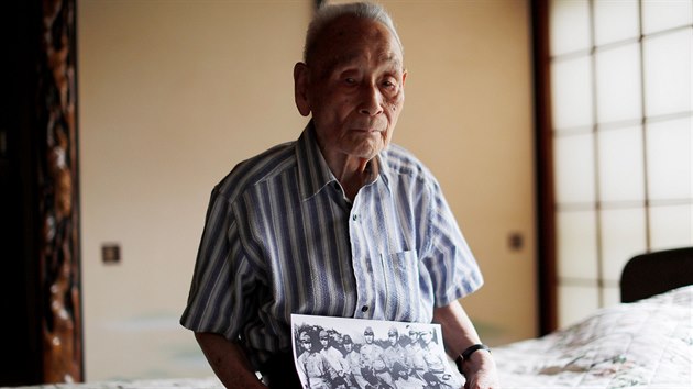 Lee Hak-rae pzuje s fotografi, kter byla v roce 1942 pozena v jednom ze zajateckch tbor, kde byl dozorcem. (25. ervna 2020)