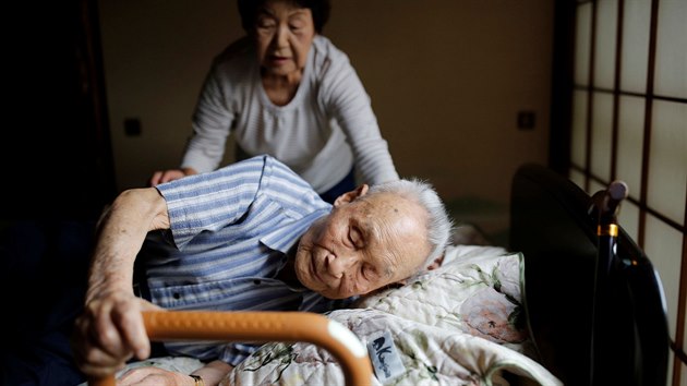 Lee Hak-rae se ve svch ptadevadesti letech neobejde bez vozku a asto i pomoci od nkoho dalho. (25. ervna 2020)