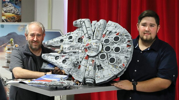 Tomáš a Ondřej Balšánovi u jednoho z nejvzácnějších modelů na výstavě Ašské kostičky v sále LaRitma.