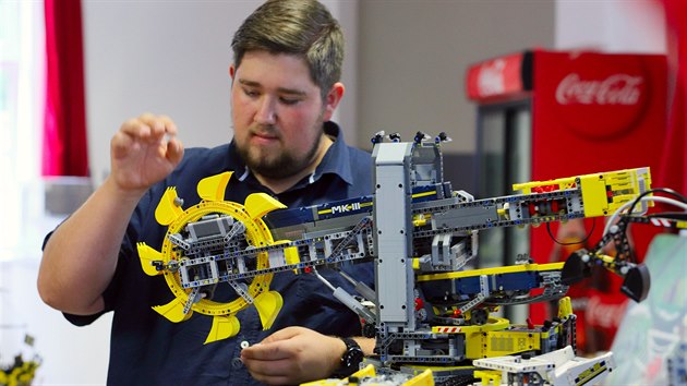 Ondřej Balšán u jednoho z modelů na výstavě Ašské kostičky v sále LaRitma.