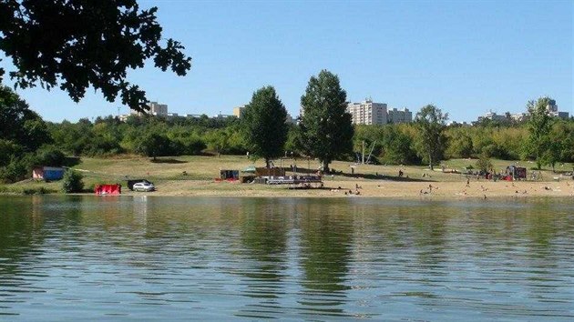 Na Hostivařské přehradě v sobotu ráno nalezli utonulého muže. (1. srpna 2020)