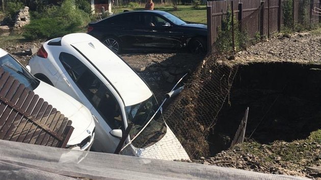 Hasiči vyjížděli k propadlým autům v Dolních Počernicích. (8. srpna 2020)