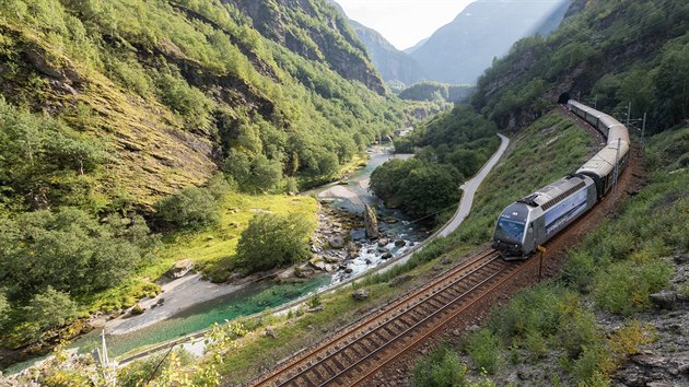 Hluboko do fjordu. Momentka ze strmé fjordové eleznice na trase Myrdal  Flam.