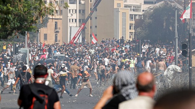 Libanonci demonstruj v centru Bejrtu nkolik dn po masivnm vbuchu. Policie proti nim pouv slzn plyn. (8. srpna 2020)