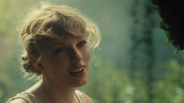 Taylor Swift v klipu na pse Cardigan z desky Folklore (2020)