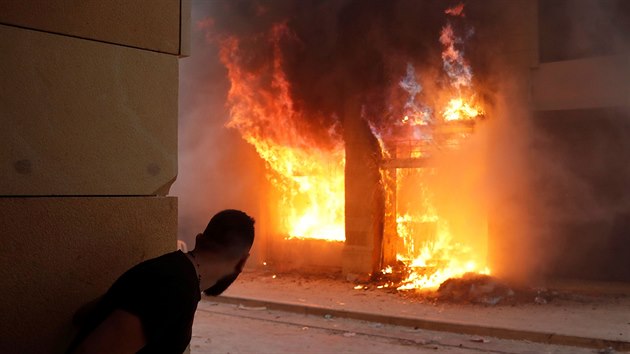 Demonstranti v Libanon vzali tokem vldn budovy. (8. srpna 2020)