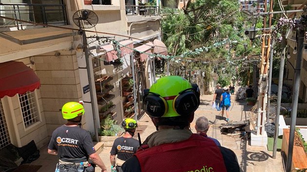 et hasii v Bejrtu zjiuj, zda je bezpen se vrtit po explozi do budov. (9. srpna 2020)