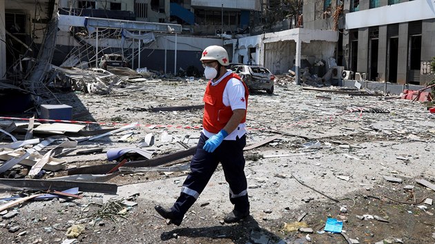 Zdravotnk mezi troskami budov poniench masivnch vbuchem v Bejrtu. (5. srpna 2020)