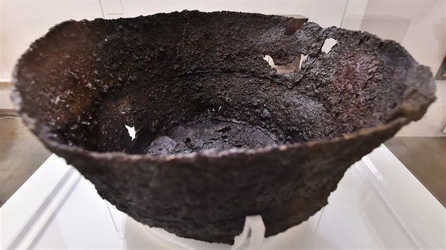 Na znojemskm Hraditi v mst opevnn velkomoravskho hradit byl v roce 2017 nalezen elezn kotel dnem vzhru spolen s temi ndobami a mlecm kamenem.