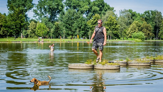 Bagr v Českých Budějovicích, moc lidí se tu nekoupe. Voda není příliš čistá. Obyvatelé krajského města k vodě často vyrážejí na Hlubokou, do Borovan či na Borek, kde jsou modernější koupaliště.