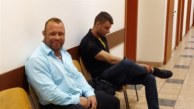 Kulturista, zpasnk a youtuber Filip Grznr u okresnho soudu v Chomutov (4. srpna 2020)