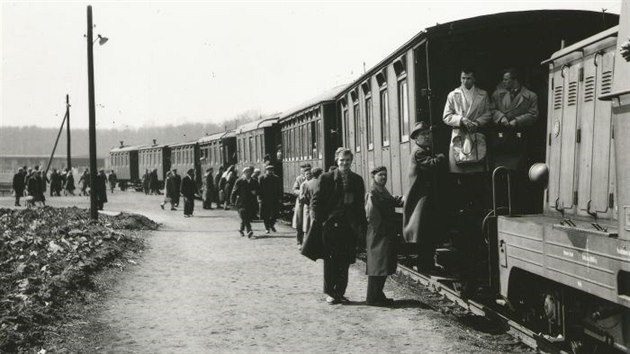 Při největším rozkvětu továrny, která dávala práci až šesti tisícům lidí, táhla mašina i sedm osobních vagonů.