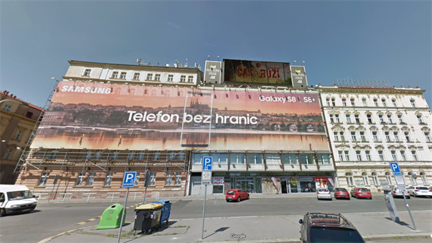 Velkoplošná reklama u Nuselského mostu s LED obrazovkou. (květen 2017)