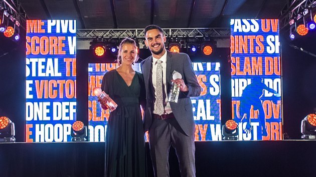 Kateina Elhotov a Tom Satoransk jako nejlep basketbalist roku