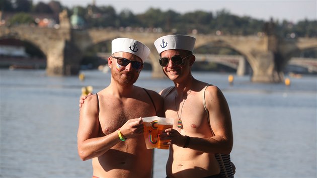 astnci si uvali sobotnch tropickch teplot na festivalu Prague Pride. (8. srpna 2020)