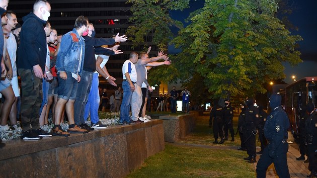 Demonstranti v Minsku veer vyli do ulic po uzaven volebnch mstnost, ve volbch podle przkum obhjil prezidentsk mandt Alexandr Lukaenko. Policie proti skupince nsledn zashla. (9. srpna 2020)