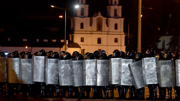 Policie v bloruskm Minsku zasahuje proti lidem, kte vyli do ulic mst po uzaven volebnch mstnost. Blorusov o vkendu volili svho prezidenta, podle przkum obhjil mandt autoritsk vdce Alexandr Lukaenko. (9. srpna 2020)
